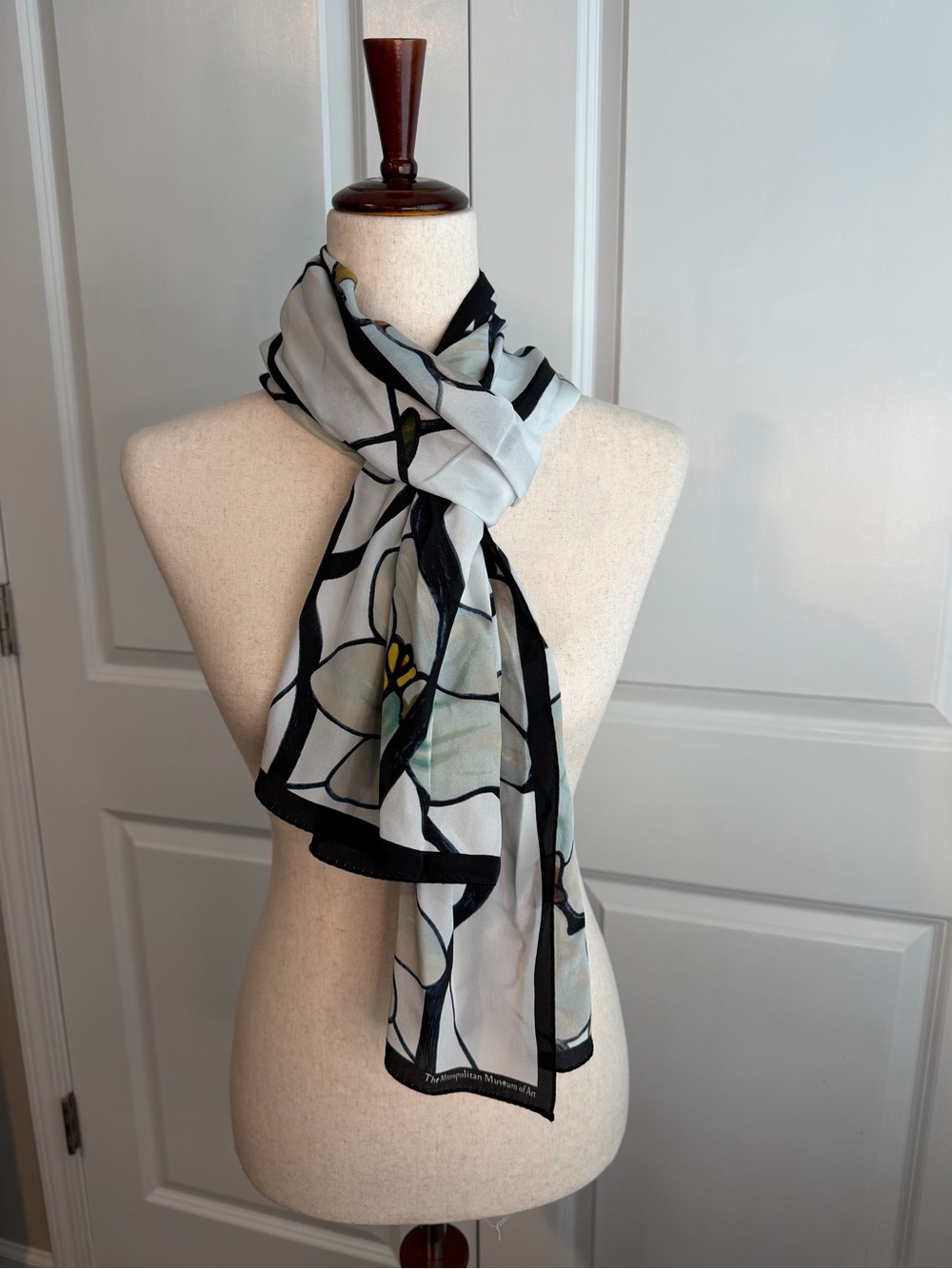Metropolitan Museum of Art Louis C. Tiffany White Magnolia Oblong Silk Scarf - Picture 2 of 9